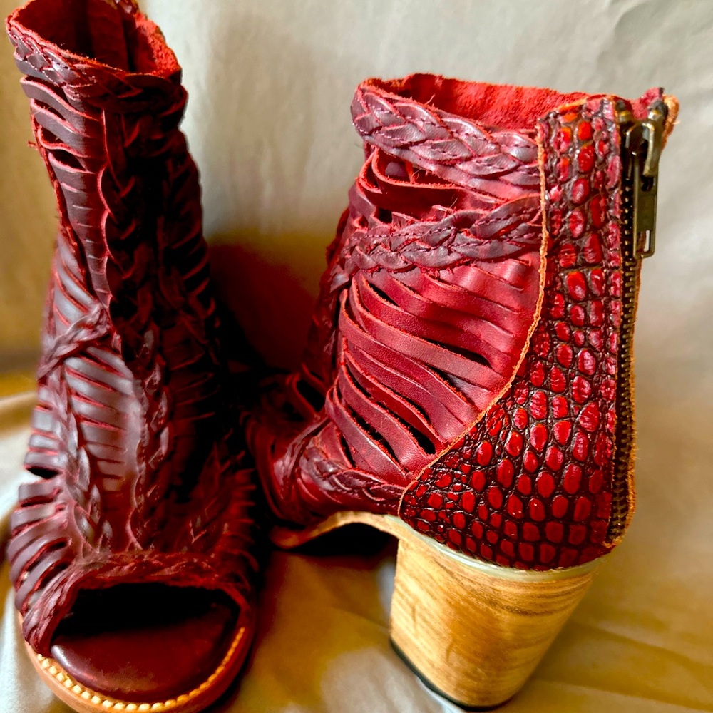 Super hot size 9 Freebird sandals